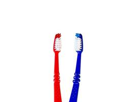 deux brosses à dents sur fond blanc. brosses à dents bleues et rouges photo