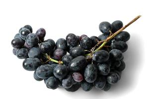 Raisins noirs isolés sur fond blanc photo