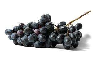 Raisins noirs isolés sur fond blanc photo
