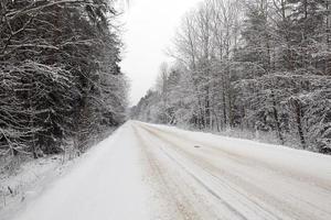 route d'hiver sous la neige photo