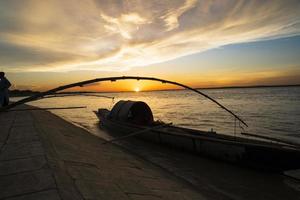un bateau en bois sur la mer contre le ciel pendant le coucher du soleil photo