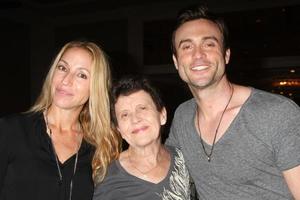 los angeles, 15 août - rachel marcus goddard, daniel goddard, mère à l'événement du fan club jeune et agité à l'hôtel sheraton universel le 15 août 2015 à universal city, ca photo