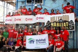 los angeles, 25 oct - sans vergogne, maison des mensonges, distribution, personnel de l'habitat pour l'humanité construit par showtime s house of lies and sans vergogne à magnolia blvd le 25 octobre 2014 à lynwood, ca photo