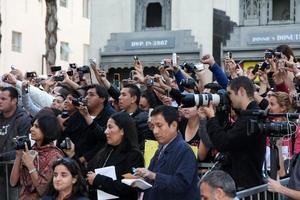 Los angeles, nov 8 - fans au hollywood walk of fame cérémonie accordant une étoile sur shakira à w hollywood le 8 novembre 2011 à los angeles, ca photo