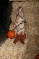 Los angeles, oct 4 - mckenna grace à la montée des jack o lanterns à descanso gardens le 4 octobre 2014 à la canada flintridge, ca photo