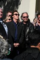 los angeles, 9 février - paul mccartney, neil young au hollywood walk of fame cérémonie pour paul mccartney au capital records building le 9 février 2012 à los angeles, ca photo