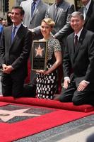 los angeles, 2 mai - scarlett johansson à la cérémonie du walk of fame de la star de scarlett johansson à hollywood boulevard le 2 mai 2012 à los angeles, ca photo