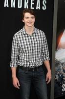 los angeles, 26 mai - joel courtney à la première mondiale de san andreas au tcl chinese theatre imax le 26 mai 2015 à los angeles, ca photo