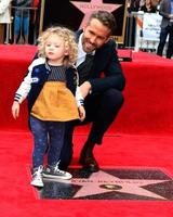 los angeles, 15 décembre - james reynolds, ryan reynolds à la cérémonie des étoiles ryan reynolds hollywood walk of fame à hollywood and highland le 15 décembre 2016 à los angeles, ca photo