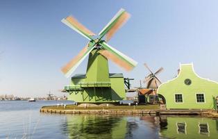 vieux moulins hollandais en mouvement situés dans la ville d'amsterdam photo