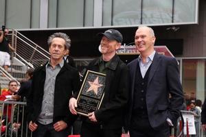 los angeles, 10 décembre - brian grazer, ron howard, michael keaton à l'étoile ron howard sur le hollywood walk of fame au hollywood blvd le 10 décembre 2015 à los angeles, ca photo