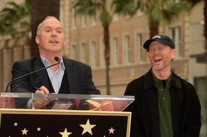 los angeles, 10 décembre - michael keaton, ron howard à l'étoile ron howard sur le hollywood walk of fame au hollywood blvd le 10 décembre 2015 à los angeles, ca photo