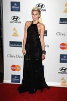 los angeles, 9 février - miley cyrus arrive au gala pré-grammy clive davis 2013 au beverly hilton hotel le 9 février 2013 à beverly hills, ca photo