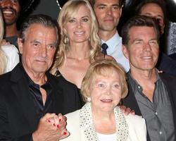 los angeles, 8 septembre - eric braeden, eileen davidson, lee bell, peter bergman à la célébration du spectacle des 11 000 jeunes et sans repos à la ville de télévision cbs le 8 septembre 2016 à los angeles, ca photo