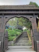 un grand bâtiment en brique avec un pont en arrière-plan photo