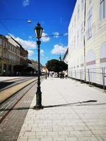 vue sur la rue du centre-ville de miskolc avec rail de tramway photo