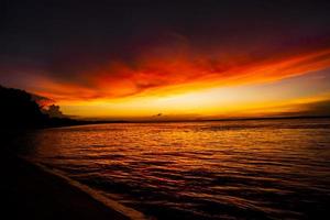 belle vue panoramique sur la mer contre le ciel orange photo