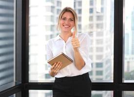 portrait d'une femme d'affaires tenant un cahier et un coup de poing dans un bureau moderne photo