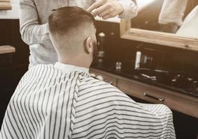 homme dans un salon de coiffure photo