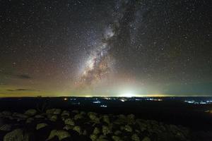 galaxie de la voie lactée avec le sol en pierre du bouton est le nom du point de vue de lan hin pum au parc national de phu hin rong kla à phitsanulok, thaïlande photo