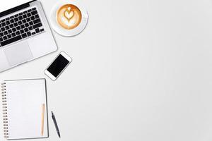 vue de dessus ordinateur portable ou ordinateur portable, téléphone portable et tasse de café latte art sur table en bois. maquette de modèle d'entreprise pour ajouter votre texte. photo