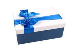 Boîte cadeau blanche avec ruban bleu isolé sur fond blanc photo