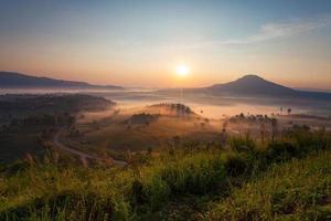 Lever du soleil matin brumeux à khao takhian ngo point de vue à khao-kho phetchabun, thaïlande photo