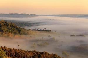 Brouillard à khao takhian ngo point de vue à khao-kho phetchabun, thaïlande photo