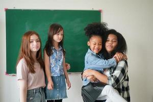 Happy little girls contre tableau avec retour à l'école photo