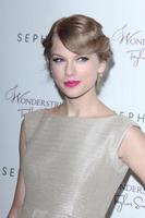 Los angeles, oct 18 - taylor swift au lancement du parfum wonderstruck chez sephora americana le 18 octobre 2011 à westwood, ca photo