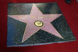 los angeles, 9 février - star de paul mccartney à la cérémonie du walk of fame d'hollywood pour paul mccartney au capital records building le 9 février 2012 à los angeles, ca photo