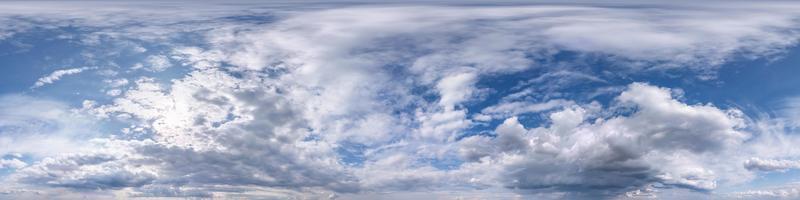 ciel bleu avec de beaux cumulus moelleux. panorama hdri harmonieux vue d'angle à 360 degrés sans sol pour une utilisation dans les graphiques 3d ou le développement de jeux comme dôme du ciel ou modification d'un tir de drone photo