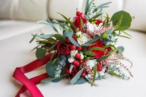mariage beau bouquet de lumière plusieurs roses de couleur rouge et blanche fleurs avec des anneaux