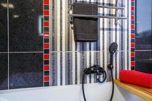 lavabo en céramique avec robinet avec distributeurs de savon et de shampoing dans une salle de bain ou une cuisine loft coûteuse photo