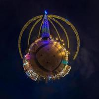 petite planète du nouvel an. Panorama aérien sphérique à 360 degrés vue nocturne sur une place festive avec un arbre de noël photo