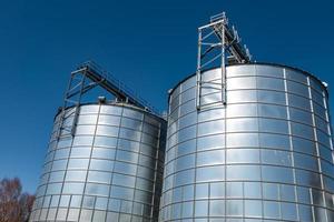 usine agro-alimentaire pour la transformation et les silos pour le nettoyage à sec et le stockage des produits agricoles, de la farine, des céréales et du grain photo