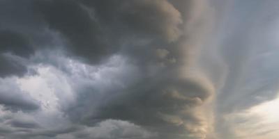 panorama de fond de ciel noir avec des nuages d'orage. tonnerre avant photo