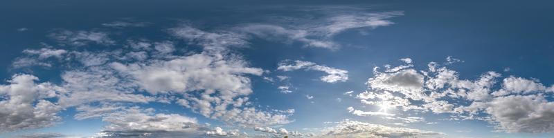 ciel bleu avec de beaux nuages. panorama hdri harmonieux vue d'angle à 360 degrés avec zénith pour une utilisation dans les graphiques 3d ou le développement de jeux comme dôme du ciel ou modification d'un tir de drone photo