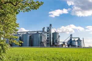 silos d'argent sur l'agro-industrie et l'usine de fabrication pour le traitement, le nettoyage à sec et le stockage des produits agricoles, de la farine, des céréales et des grains. ascenseur à grenier. photo