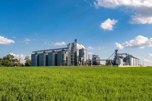 silos d'argent sur l'agro-industrie et l'usine de fabrication pour le traitement, le nettoyage à sec et le stockage des produits agricoles, de la farine, des céréales et des grains. ascenseur à grenier. photo