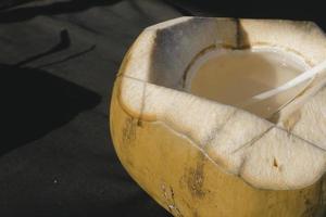 photo de jus de noix de coco frais sur une plage tropicale