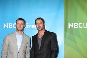 los angeles, 24 juil - jesse spencer, taylor kinney arrive à la tournée de presse de l'été 2012 de nbc tca à l'hôtel beverly hilton le 24 juillet 2012 à beverly hills, ca photo