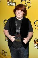 los angeles, jun 5 - tucker albrizzi arrivant à la première de disney channel s let it shine au dga theatre le 5 juin 2012 à los angeles, ca photo