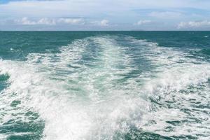 sillage de l'océan depuis un bateau de croisière photo