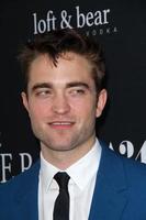 los angeles, 12 juin - robert pattinson à la première du rover us au regal 14 theatres le 12 juin 2014 à los angeles, ca photo