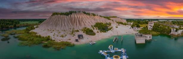 carrière abandonnée pour l'extraction de calcaire. belle nature, attraction en estonie. photo