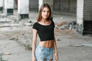 jolie femme à l'intérieur des ruines. photo