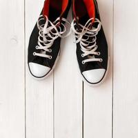 chaussures noires à la mode élégantes sur un fond en bois blanc photo