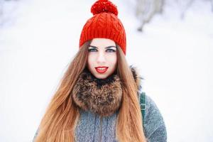 belle jeune femme un jour d'hiver sur le fond d'un champ enneigé photo