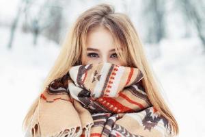 jeune femme heureuse portant un tissu d'hiver. foulard sur le visage photo
